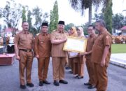 Walikota Solok Serahkan 3 Penghargaan Sekaligus ke Dinas Kominfo pada Apel Gabungan Perdana ASN Tahun 2024