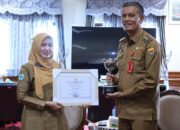 Lucyanel Arlym Serahkan Piagam Penghargaan APE Kementerian PPPA ke Pj Wako Pariaman