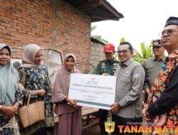 Rumah Warga Tertimpa Pohon, Bupati Eka Putra Serahkan Bantuan