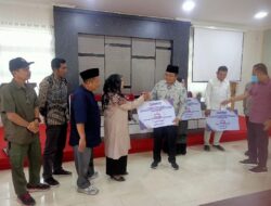 Tiga orang petugas adhoc Bawaslu Agam, Terima Santunan Bawaslu RI