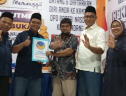 Masyarakat Antarkan Herman Anwar Serahkan Formulir Pendaftaran Cawako Padang 2024-2029 ke Partai Nasdem