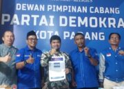 Dukungan Masyarakat Terus Mengalir, dr. H. Herman Anwar Serahkan Formulir Pendaftaran Cawako Padang 2024-2029 ke Partai Demokrat