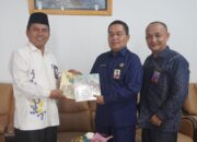 Serahkan Buku 17 Tahun Forum Kerukunan Umat Beragama, Kakanwil Kemenag Sumbar Apresiasi Kakan Kemenag Padang