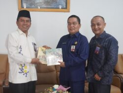 Serahkan Buku 17 Tahun Forum Kerukunan Umat Beragama, Kakanwil Kemenag Sumbar Apresiasi Kakan Kemenag Padang