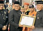 Gubernur Mahyeldi Terima Penghargaan dan Pin Emas Tokoh Masyarakat di Peringatan HJK Padang ke-355