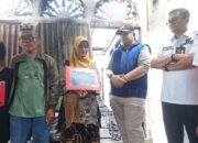 Pj. Wali Kota Padang Andree Algamar Bantu Guru SD Korban Kebakaran