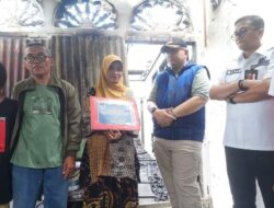 Pj. Wali Kota Padang Andree Algamar Bantu Guru SD Korban Kebakaran
