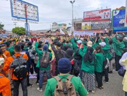 Kawal Putusan MK, Ratusan Mahasiswa Demonstrasi di Kantor DPRD Sumbar