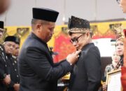 Ketua KI Sumbar, Musfi Yendra Terima Pin Emas dan Penghargaan Bidang Sosial