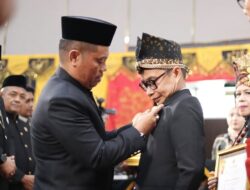 Ketua KI Sumbar, Musfi Yendra Terima Pin Emas dan Penghargaan Bidang Sosial