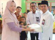 Kakan Kemenag Kota Padang Serahkan Bantuan Untuk 23 Muallaf