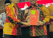 Kakan Kemenag Padang Terima Penghargaan Literasi dari Media Guru Nasional