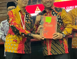Kakan Kemenag Padang Terima Penghargaan Literasi dari Media Guru Nasional
