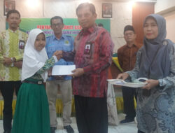 Kakan Kemenag Kota Padang Salurkan Dana Zakat ASN