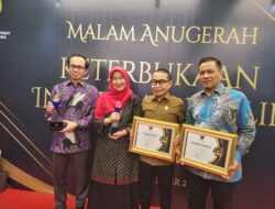 Sumbar Terima Penghargaan Badan Publik Informatif
