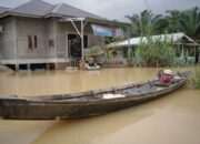 Warga Gunung Sahilan Berjuang di Tengah Genangan Banjir