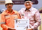 Petugas Kebersihan DLH Padang Dapat Hadiah Umrah