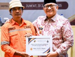 Petugas Kebersihan DLH Padang Dapat Hadiah Umrah