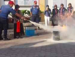 Damkar Edukasi Siswa dan Tendik Soal Penanggulangan Kebakaran