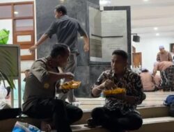 Wagub-Kapolda Tunjukan Kedekatan Saat Buka Puasa Bersama di Pinggir Masjid