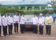 Kakanwil Kemenag Sumbar Serahkan Kendaraan Operasional ke MAN 2 Padang