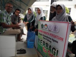 DWP Kemenag Padang Berbagi Takjil di RSUP M Djamil