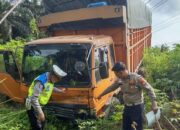 Diduga Akibat Rem Blong, Truk Fuso Tabrak Kijang Innova