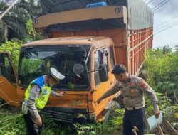 Diduga Akibat Rem Blong, Truk Fuso Tabrak Kijang Innova