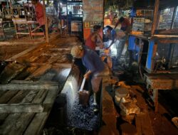 Atasi Banjir, DPUPR Bersihkan Drainase Malam Hari