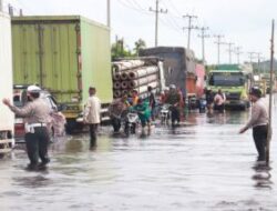 Antrean Kendaraan Mengular Akibat Banjir, Sistem Buka Tutup Masih Diberlakukan di Jalintim KM 83