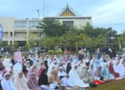 Warga Antusias Laksanakan Salat Idul Adha 1446 H di Lapangan Balai Kota Aie Pacah