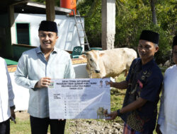 Masyarakat Kampung Sungai Nyalo Terima Bantuan Sapi Kurban