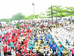 Ribuan Warga Bersih-Bersih Pantai, Sambut HJK dan HUT RI