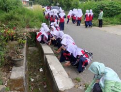 Pelajar MAN 1 Padang Panjang Ikut Aksi Papa Goro di Kelurahan Ganting