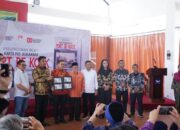 Buku Koleksi Kartu Pos Kolonial Tentang Sumbar Diluncurkan