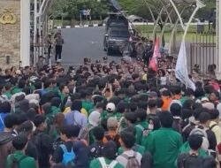 Ratusan Mahasiswa dan Driver Ojol Teriakan ”Pembunuh”