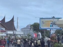 Pendemo Tuntut Perubahan Konkret Lembaga Wakil Rakyat