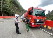 Sejumlah Kendaraan Parkir di Flyover Kelok Sembilan Ditertibkan Satlantas Polres Limapuluh Kota