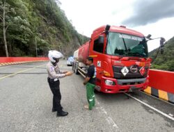 Sejumlah Kendaraan Parkir di Flyover Kelok Sembilan Ditertibkan Satlantas Polres Limapuluh Kota