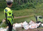 Truk Bermuatan Kertas Terjun ke Jurang di Jalur Sumbar–Riau, Sopir Diduga Mengantuk