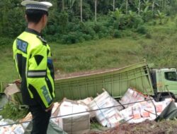Truk Bermuatan Kertas Terjun ke Jurang di Jalur Sumbar–Riau, Sopir Diduga Mengantuk