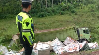 Truk Bermuatan Kertas Terjun ke Jurang di Jalur Sumbar–Riau, Sopir Diduga Mengantuk