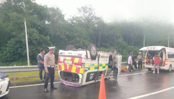 Kecelakaan Tunggal, Mobil Ambulans Terbalik di Jalan Tol Padang–Sicincin