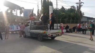 Anak Nagari Kasang Demo Kantor Operasional PT Japfa Comfeed Indonesia