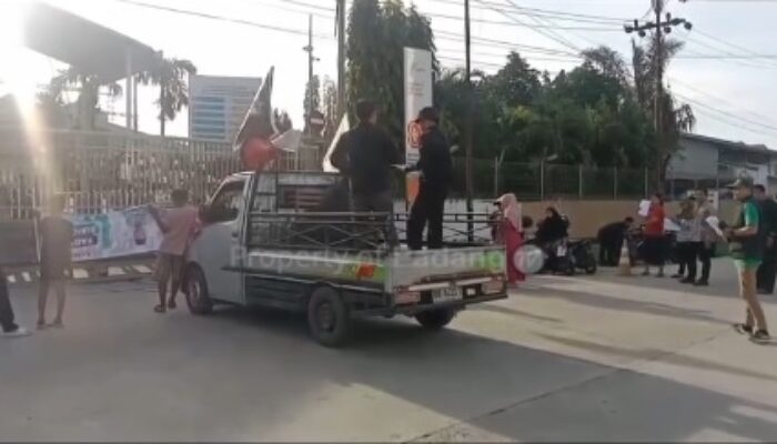 Anak Nagari Kasang Demo Kantor Operasional PT Japfa Comfeed Indonesia