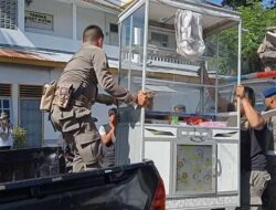 Satpol PP Padang Tertibkan Dua Bangunan Liar di Atas Fasum Jalan Cendrawasih