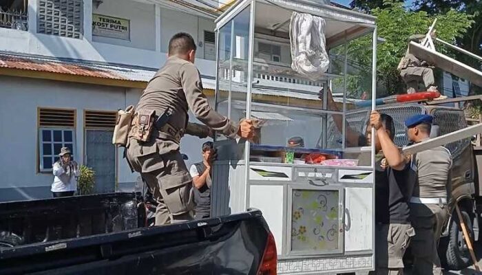 Satpol PP Padang Tertibkan Dua Bangunan Liar di Atas Fasum Jalan Cendrawasih