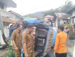 Diduga Rem Blong, Truk Tangki PDAM Agam Terbalik di Sungaitanang