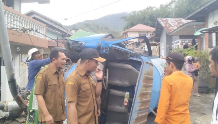 Diduga Rem Blong, Truk Tangki PDAM Agam Terbalik di Sungaitanang