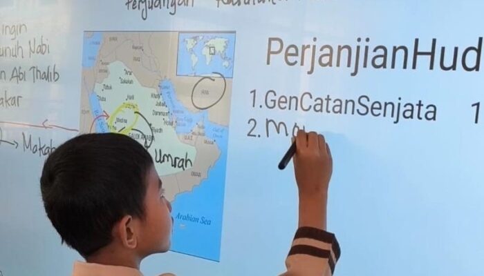 Pembaruan Metode Belajar, 80 Sekolah di Bukittinggi Terima Interactive Flat Panel